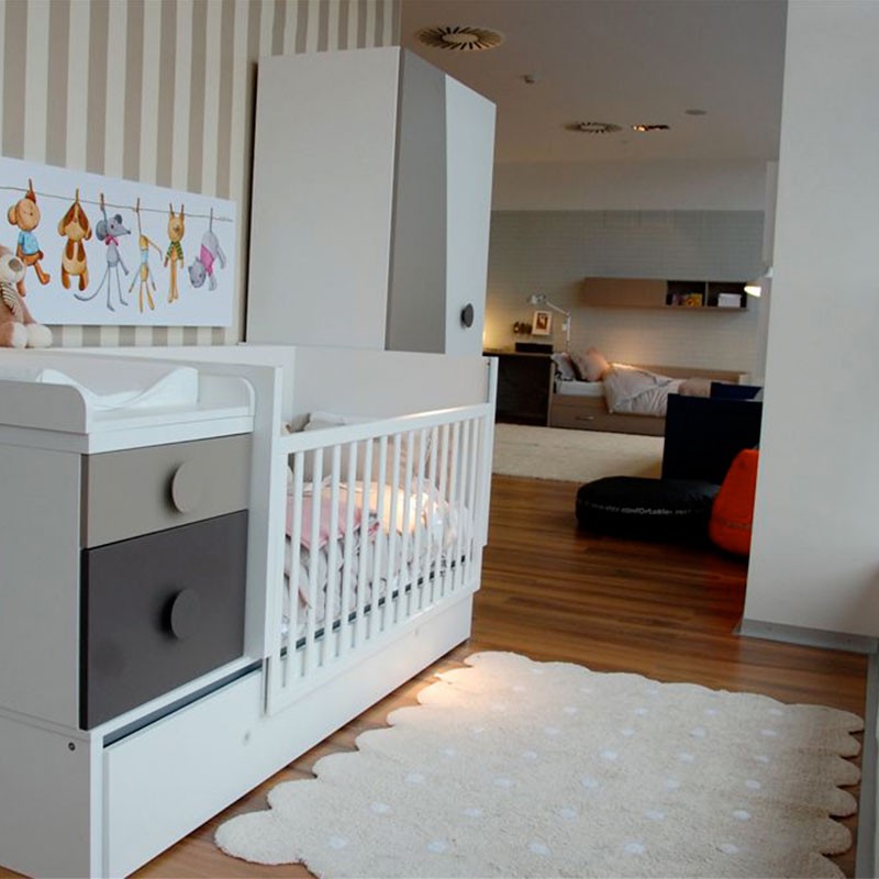 Precioso #dormitorio infantil en blanco con alfombra en forma de galleta.  Decoración infanti…