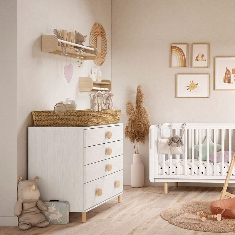 Dormitorio de bebé con minicuna y cómoda de 3 cajones..